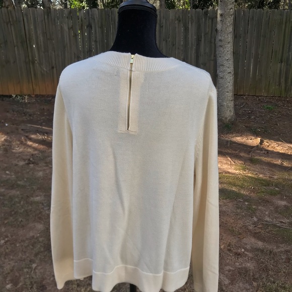 Sweater with front pockets😘💋❤️ - Picture 3 of 5